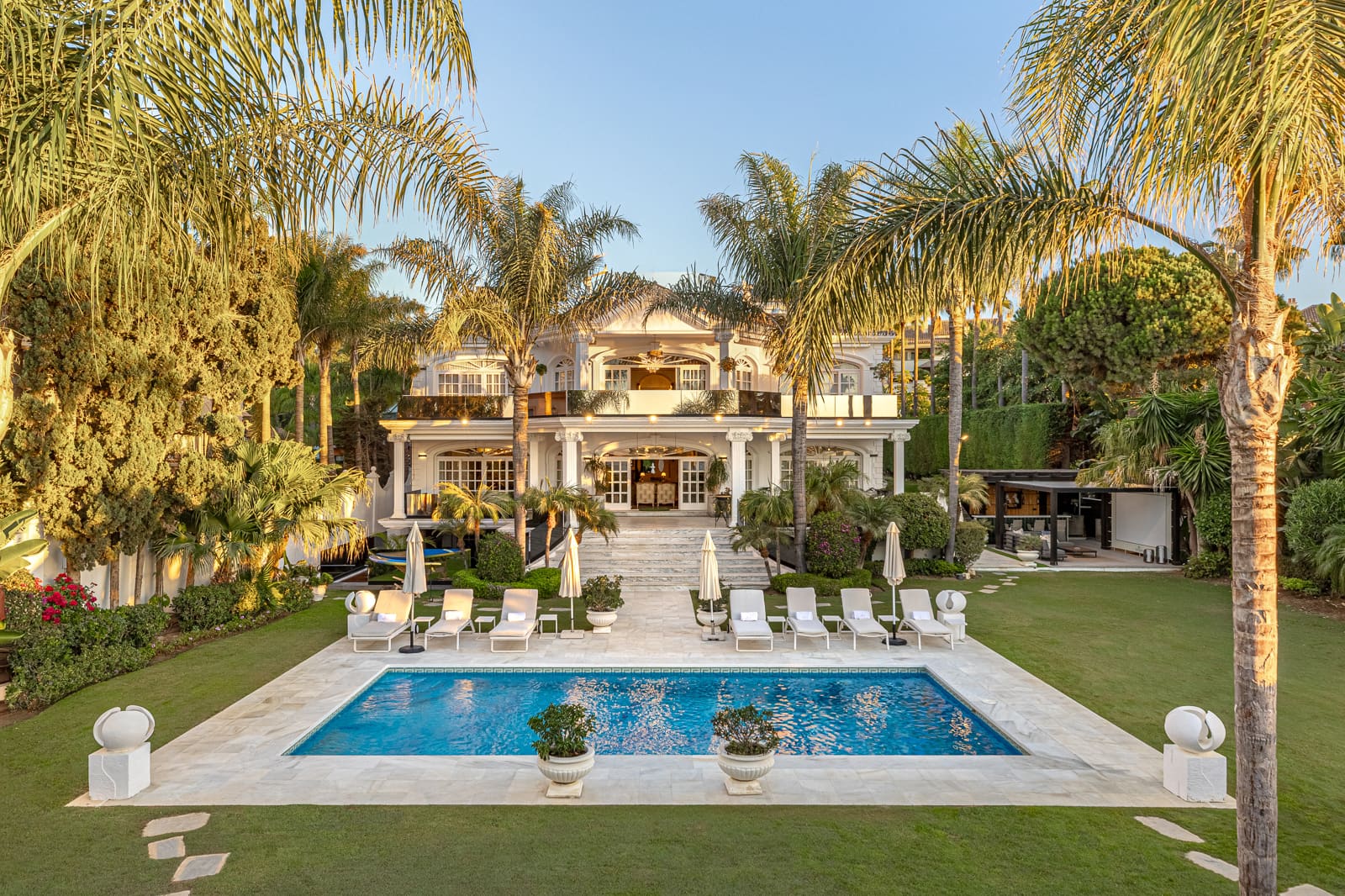 Villa El Martinete, Famous beachfront villa in frontline Puerto Banús, built by Antonio El Bailarín in 1959